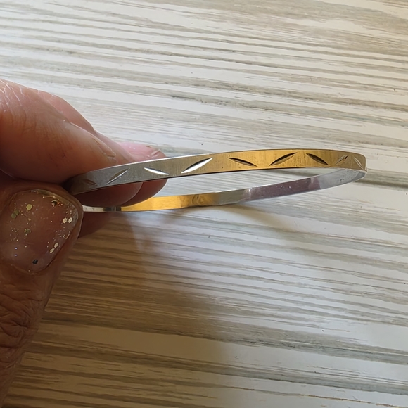 Womens, 333 (8kt) White Gold Bangle Bracelet. - Picture 2 of 9